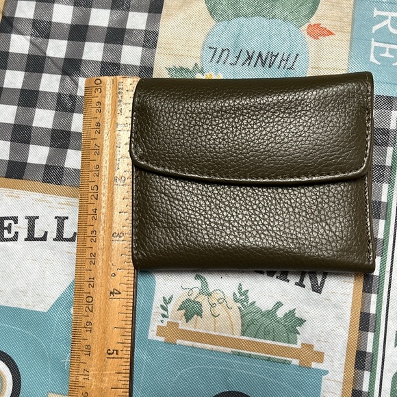 Buxton Small Genuine Leather Exterior Green Tri-fold Wallet - Picture 5 of 8